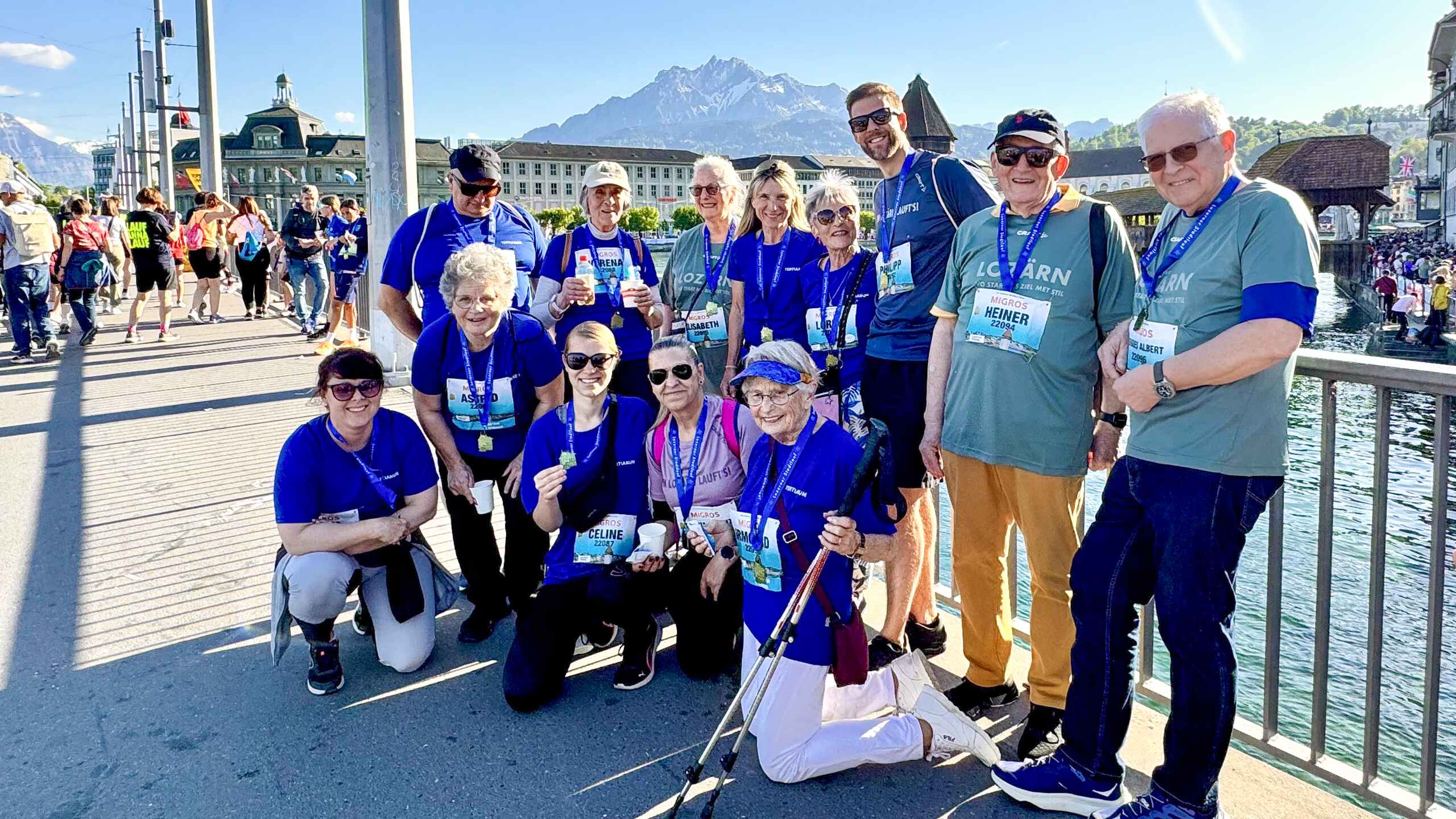Gruppenbild nach erfolgreich absolviertem Lauf und mit Blick auf den Pilatus. Von rechts nach links: Hugues Villoz und Heiner Utz. Mitte stehend: Priska Buob. Foto: Eva Zwahlen