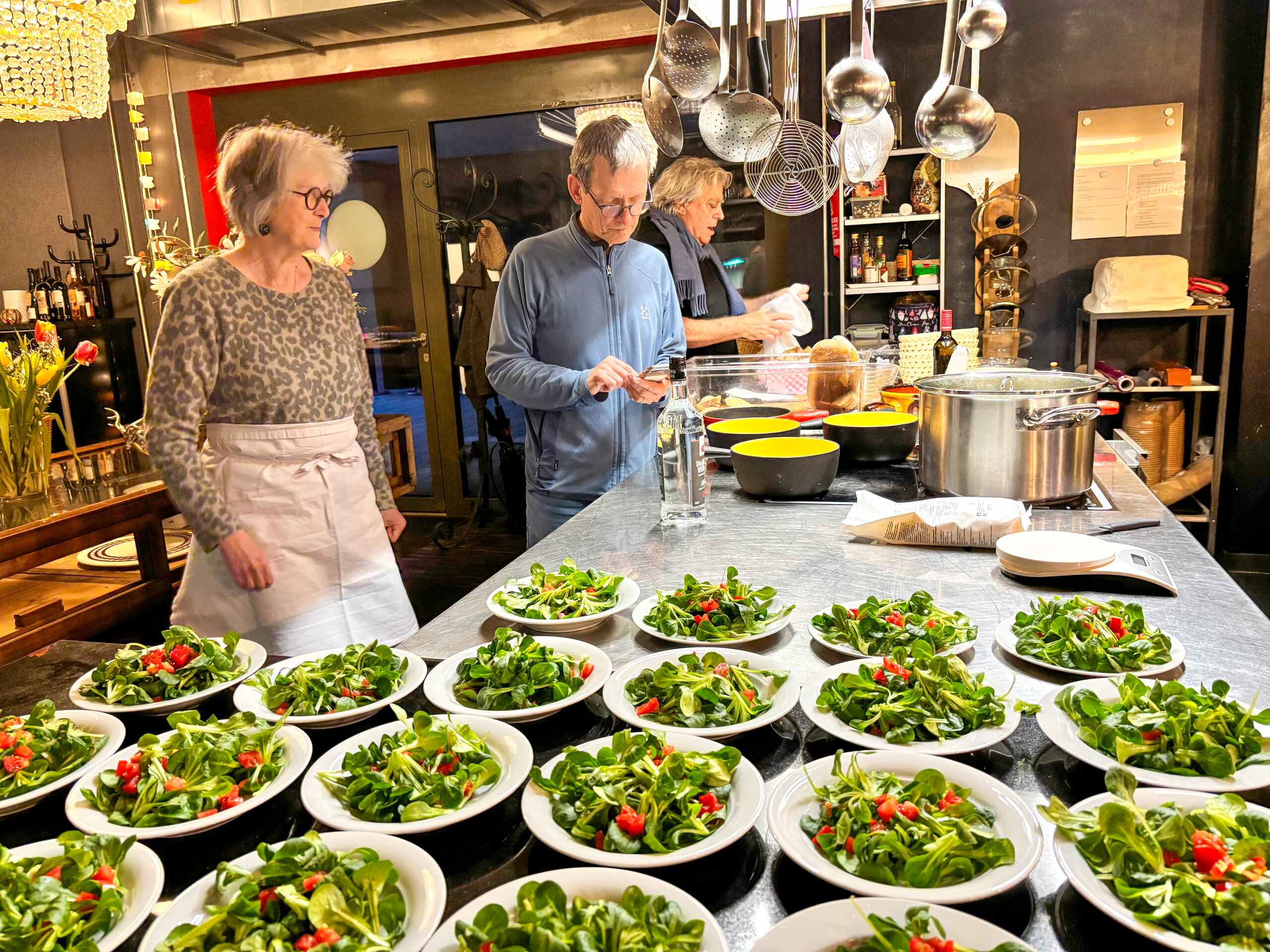 Die Freiwilligen im «Rossi» arbeiten fast wie die Profis. Foto: Genossenschaft Rossi
