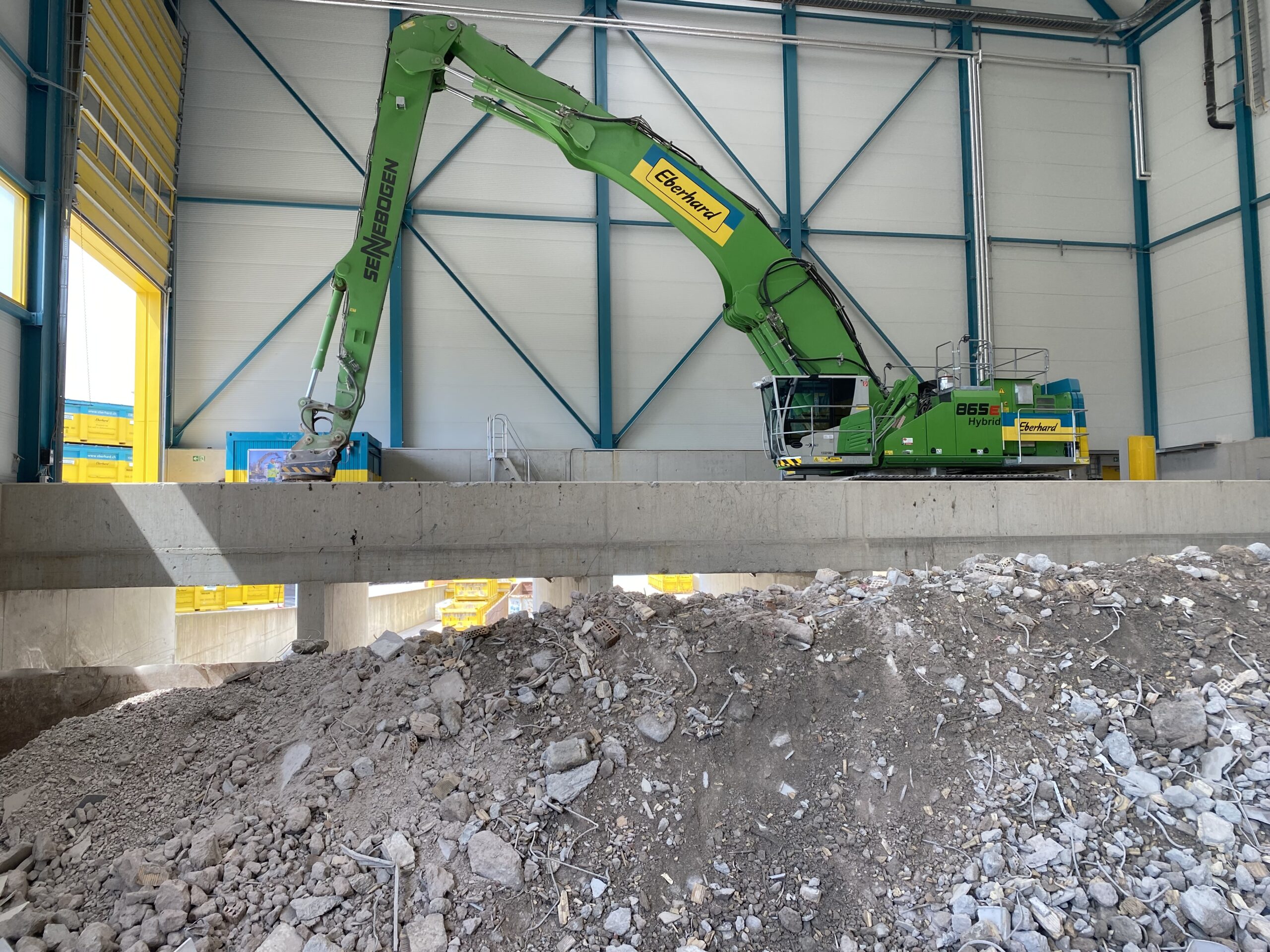 Dieser Elektrobagger bringt das Mischabbruchmaterial auf das Förderband.