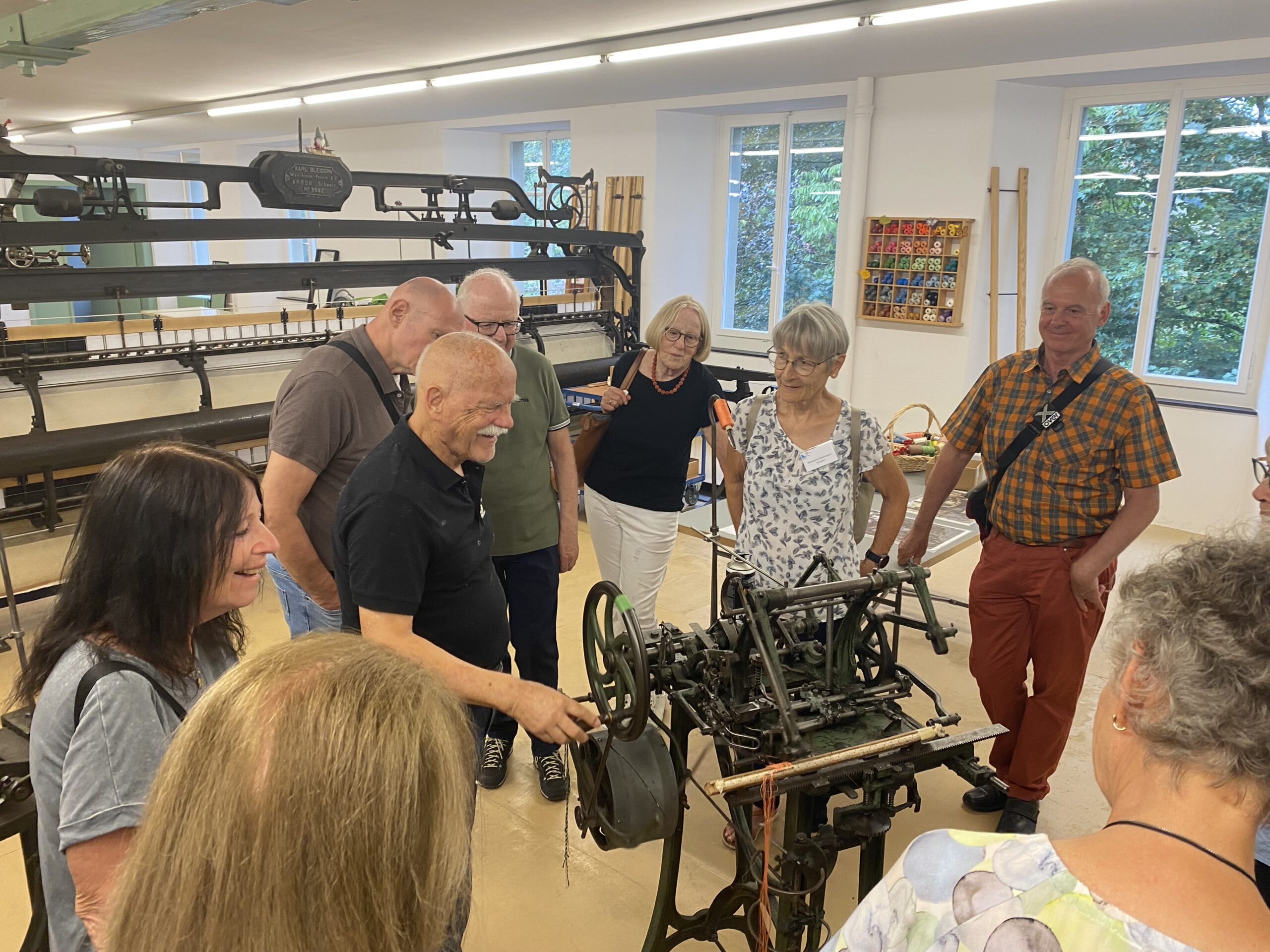 Hans Kaufmann demonstriert eine alte Textilmaschine im Museum Neuthal.