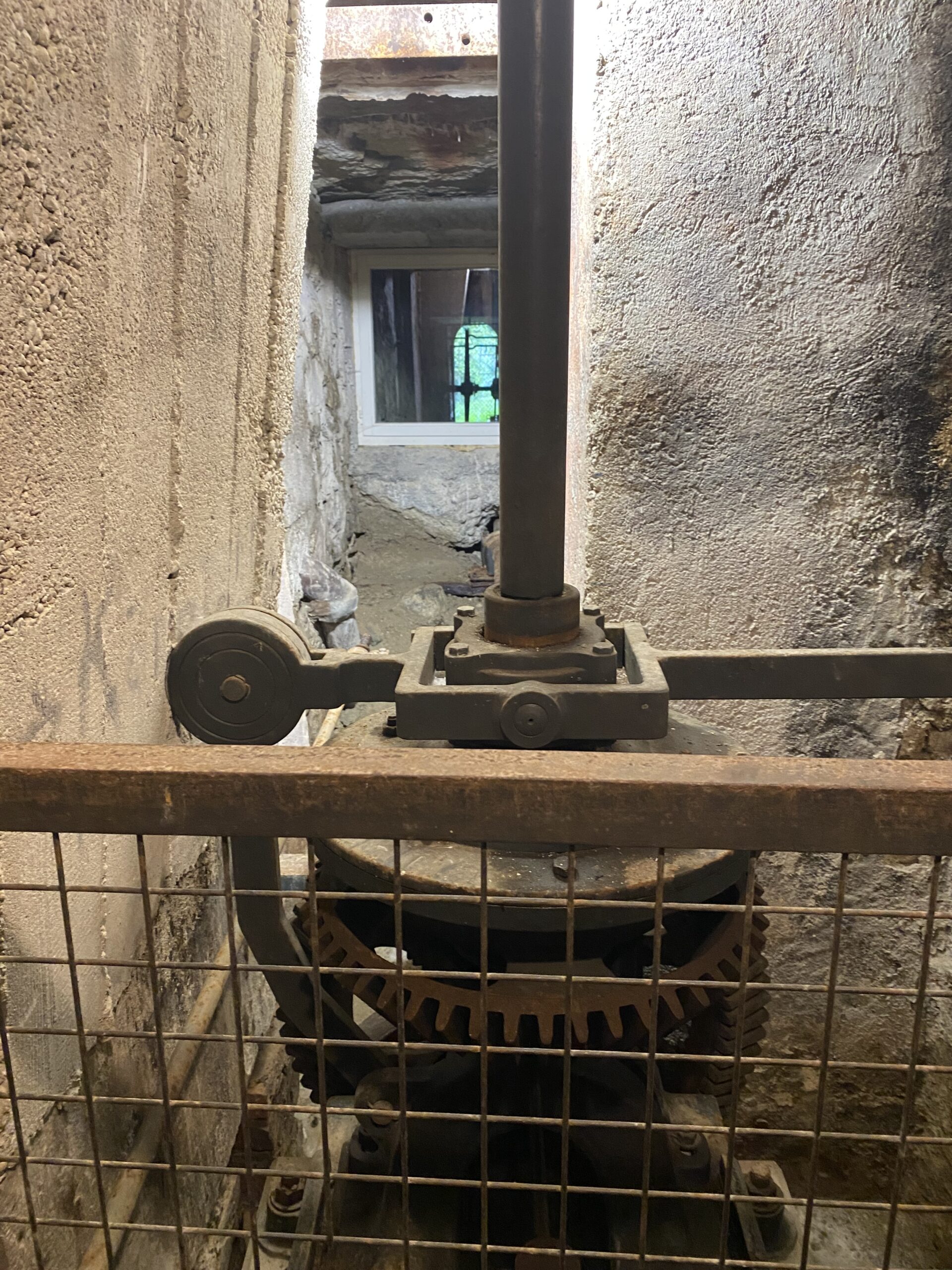Überbleibsel des historischen Turbinenantriebs im Keller des Museums Neuthal.