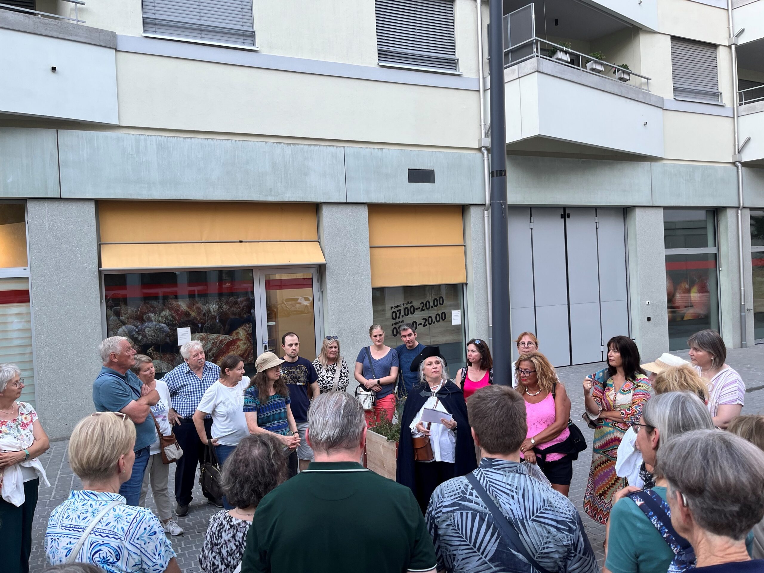 Besucherinnen und Besucher beim Bülacher Nachtwächter im Glasi Quartier