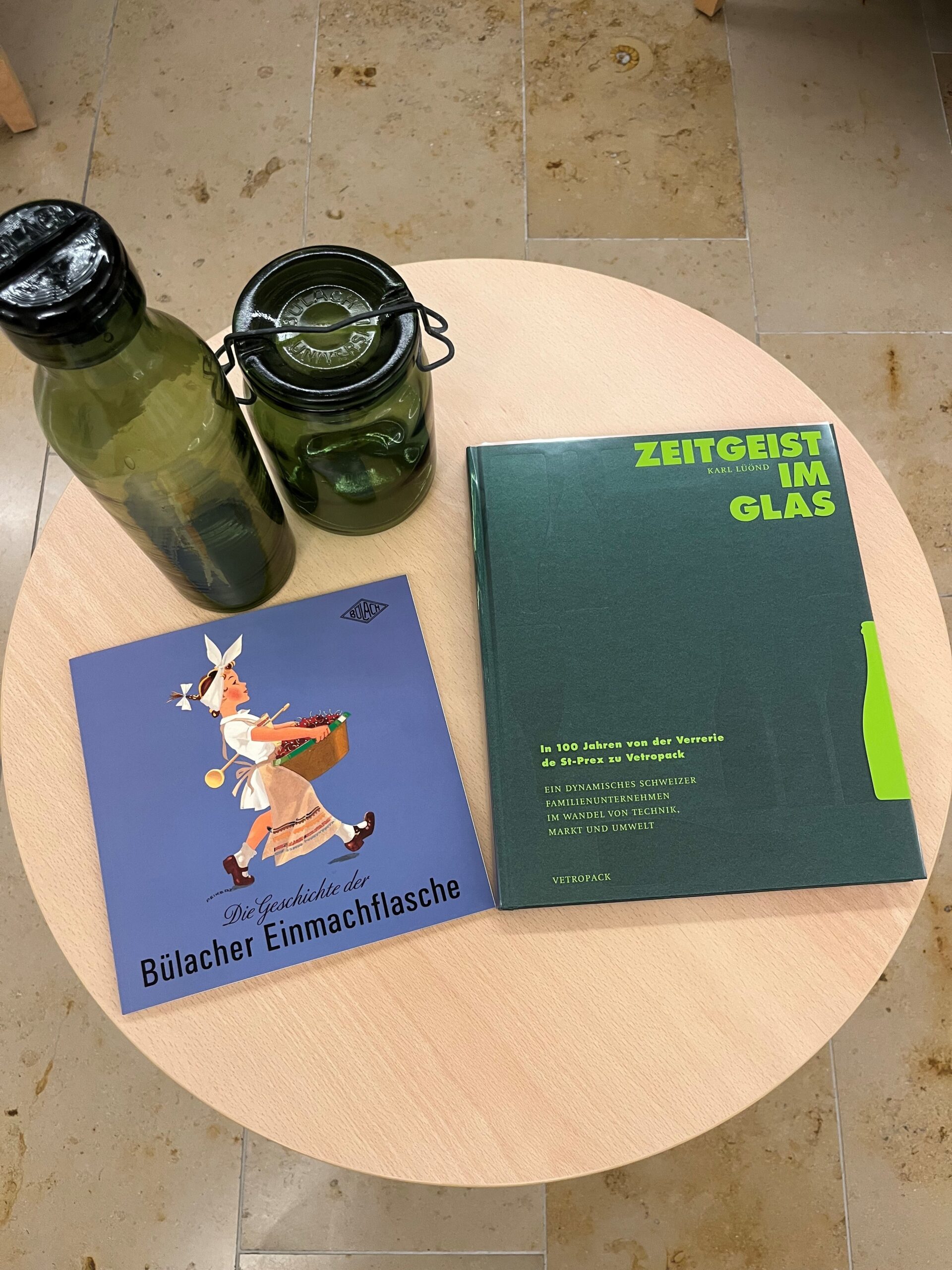 Bülacher Einmachflasche und Buch zur Geschichte der Glashütte