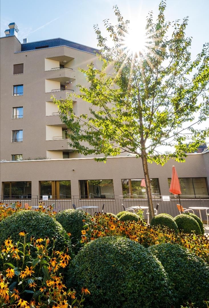 Alterszentrum Hottingen mit Garten und Terrasse.
